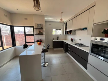 4 Bedroom Flat & Apartment