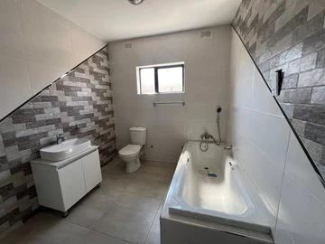 4 Bedroom Flat & Apartment